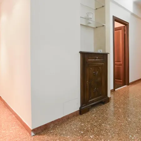 4 Bedroom Cozy In Genoa