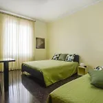 4 Bedroom Cozy In Apartament Genua