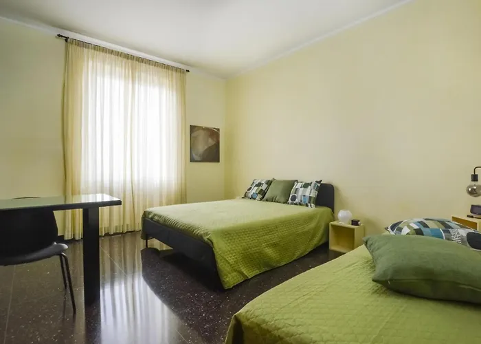 4 Bedroom Cozy In شقة جنوة