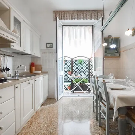 4 Bedroom Cozy In Apartman Genova