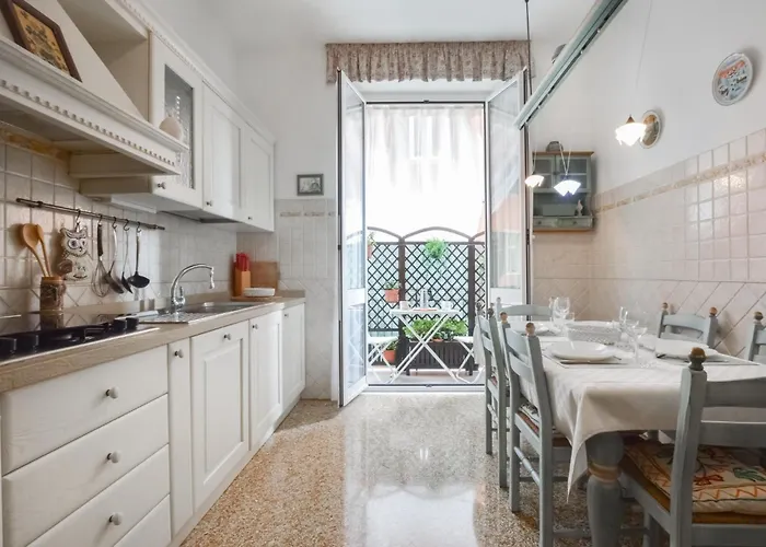 4 Bedroom Cozy In Apartman Genova