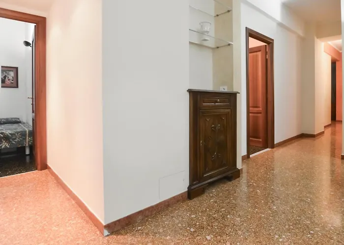 4 Bedroom Cozy In Genova